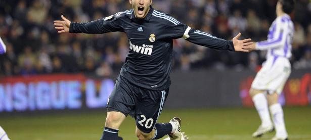 IM电竞官方入口-骑士鏖战马刺，库里状态火热，跨越时空的篮球叙事