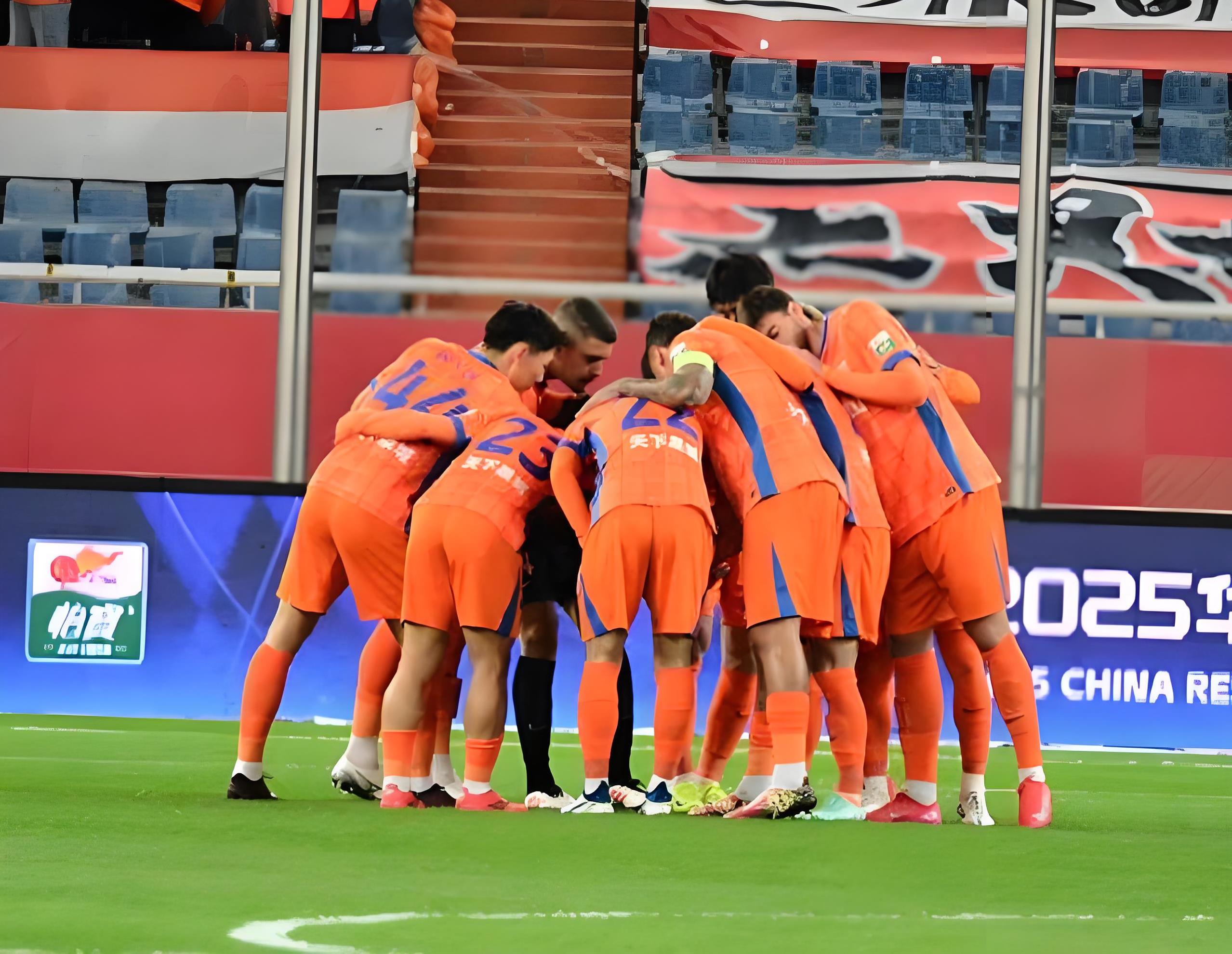 某队球员受伤退出赛场,球迷担心不已 某队球员受伤退出赛场,球迷担心不已