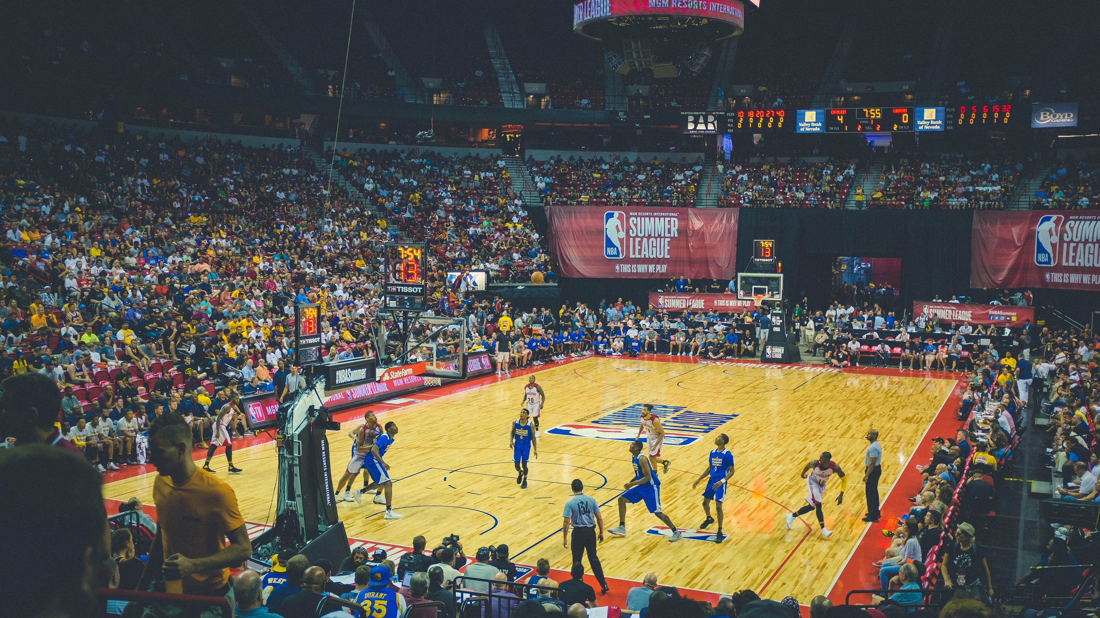 赛道与球场的双重奏,当F1年度争冠焦点战遇上76人横扫北京队